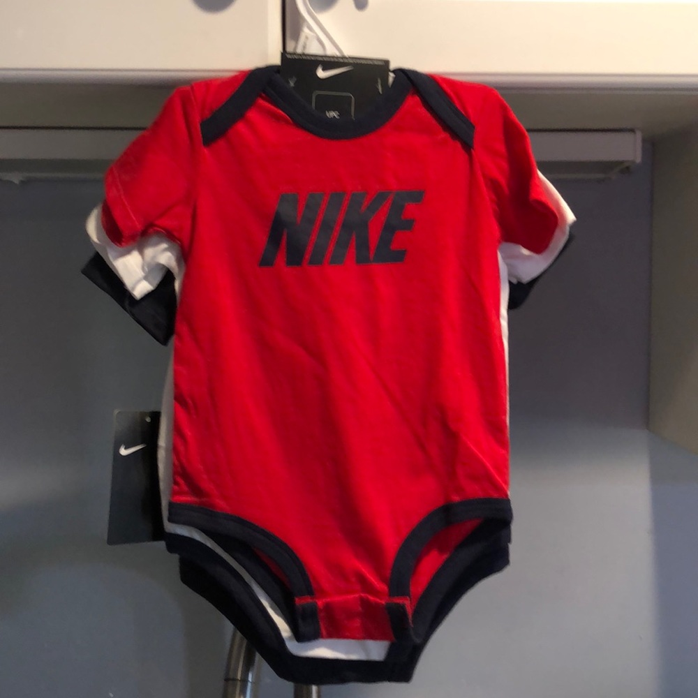 Nike onesies NWT 6/9 mos